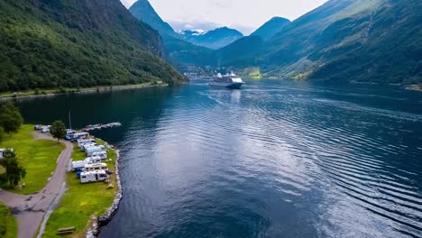 Geiranger-Fjord,-Schöne-Natur-Norwegen.-Luftaufnahme-Des-Campingplatzes-Zum-Entspannen.